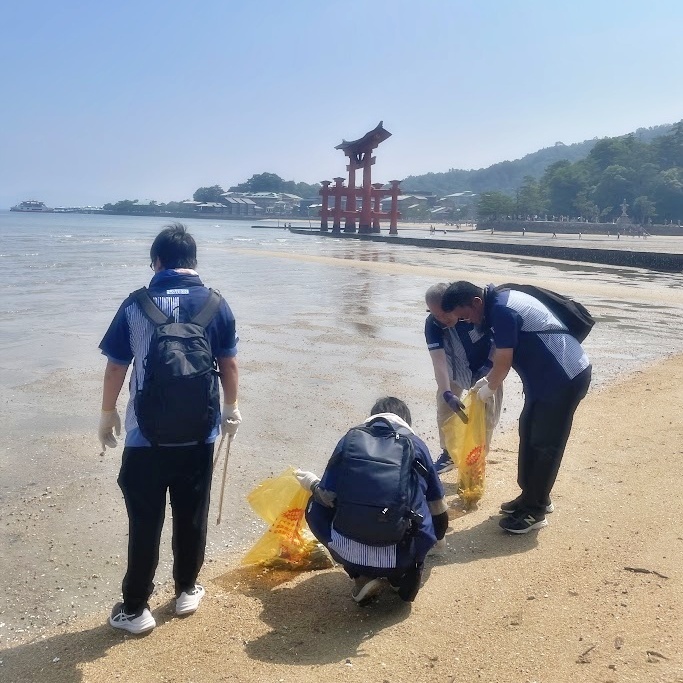 宮島大鳥居周辺のゴミを拾う様子